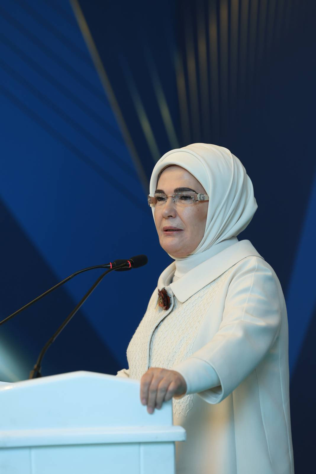 Emine Erdoğan İstanbul’da hemşire ve ebelerle bir araya geldi - Resim: 16